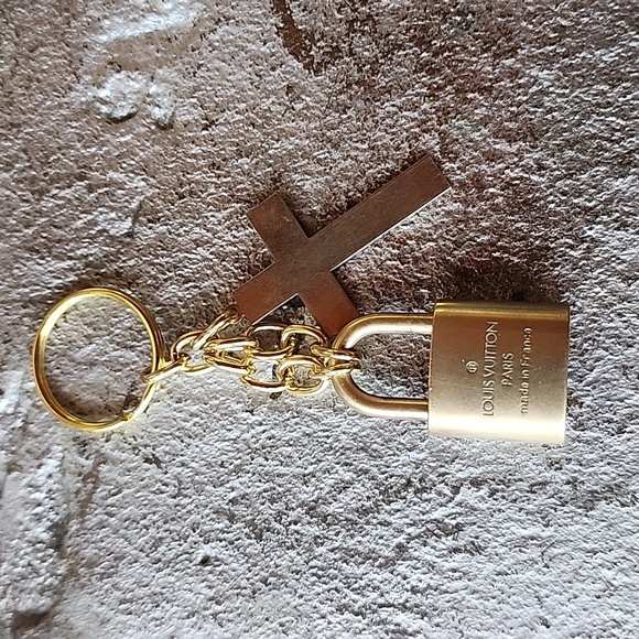 Louis Vuitton Accessories - Louis Vuitton Brass Gold #313 Lock Unbranded Keychain & Charm Ring Accessory